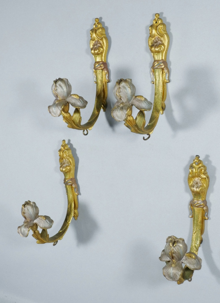 2 paires de porte embrasses de rideaux en bronze doré et argenté aux iris, époque Art Nouveau