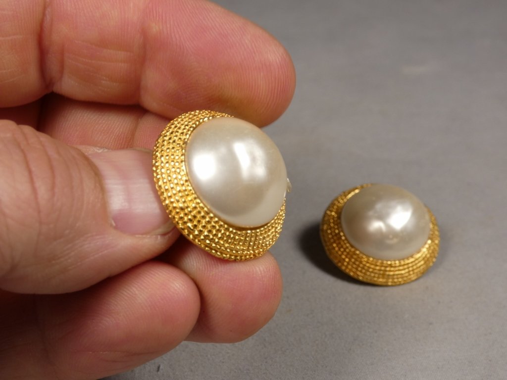 Chanel, Pair Of Vintage Ear Clips In Gilded Metal And Pearl, Circa 1980-photo-2