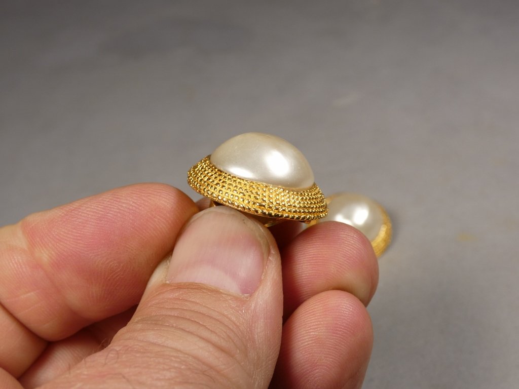 Chanel, Pair Of Vintage Ear Clips In Gilded Metal And Pearl, Circa 1980-photo-3