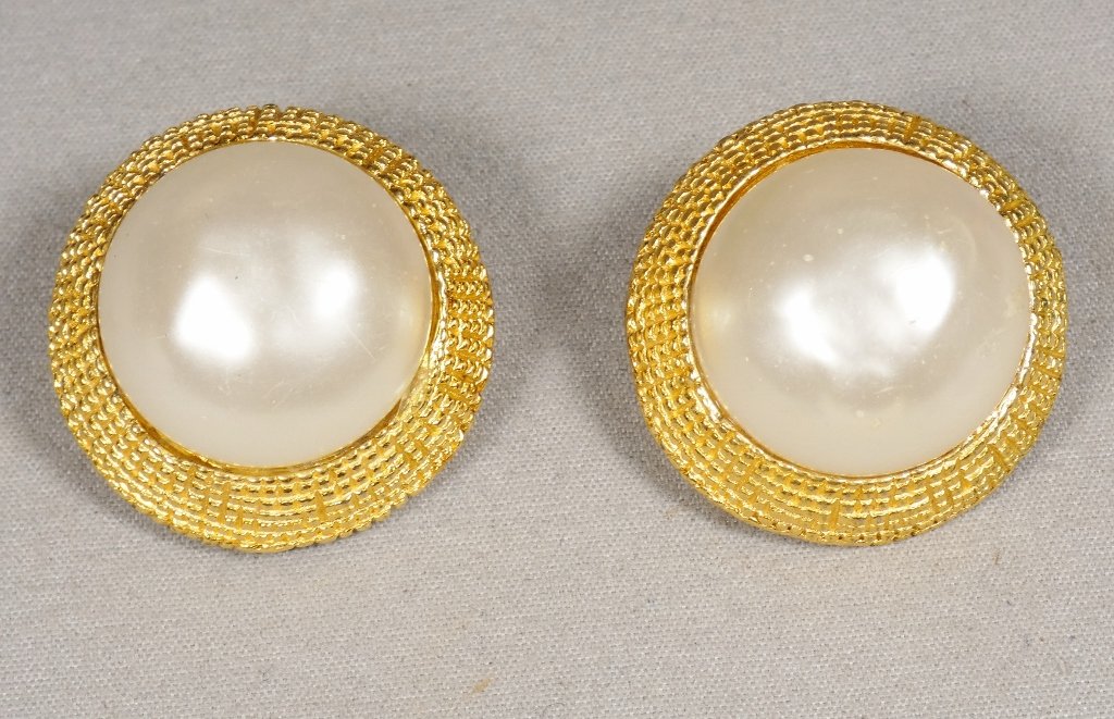 Chanel, Pair Of Vintage Ear Clips In Gilded Metal And Pearl, Circa 1980