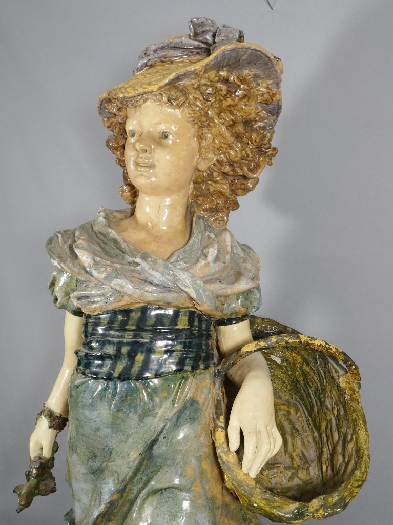 96 cm! Grande statue Art Nouveau en céramique polychrome  jeune fille au panier, vers 1900-photo-3