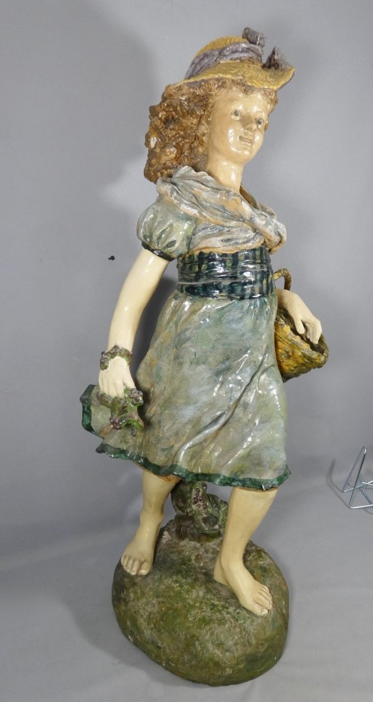96 cm! Grande statue Art Nouveau en céramique polychrome  jeune fille au panier, vers 1900-photo-2