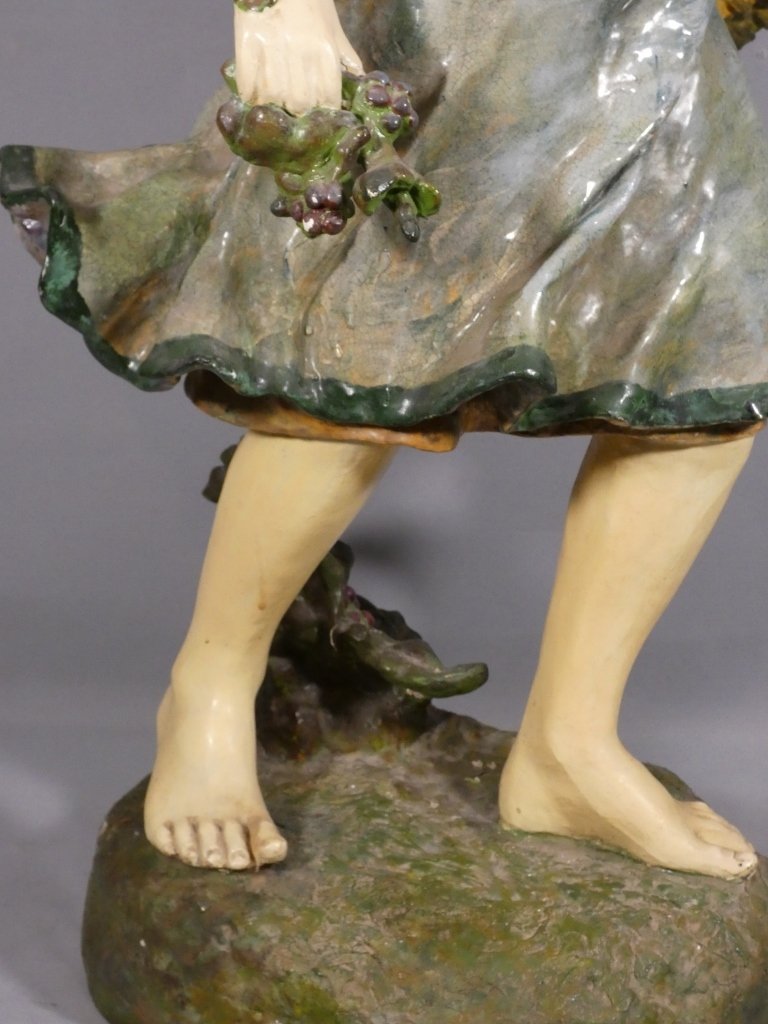 96 cm! Grande statue Art Nouveau en céramique polychrome  jeune fille au panier, vers 1900-photo-3