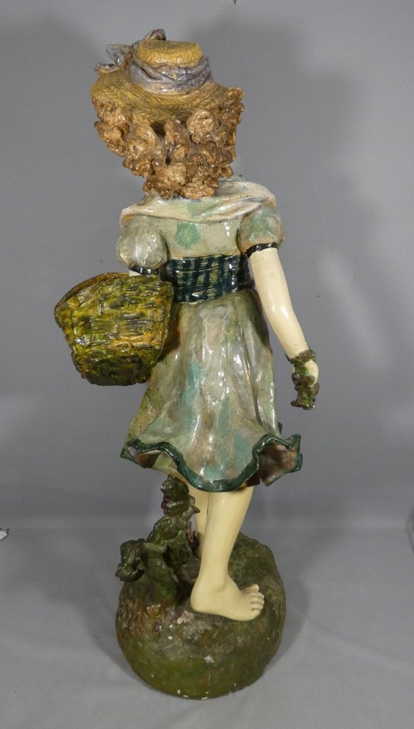 96 cm! Grande statue Art Nouveau en céramique polychrome  jeune fille au panier, vers 1900-photo-5