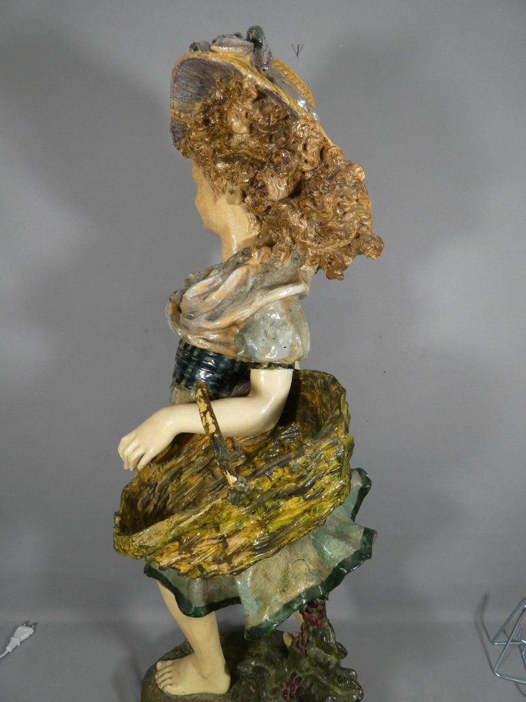 96 cm! Grande statue Art Nouveau en céramique polychrome  jeune fille au panier, vers 1900-photo-6