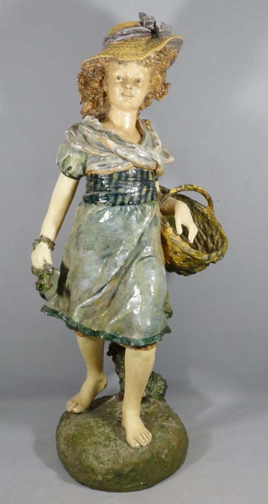 96 cm! Grande statue Art Nouveau en céramique polychrome  jeune fille au panier, vers 1900
