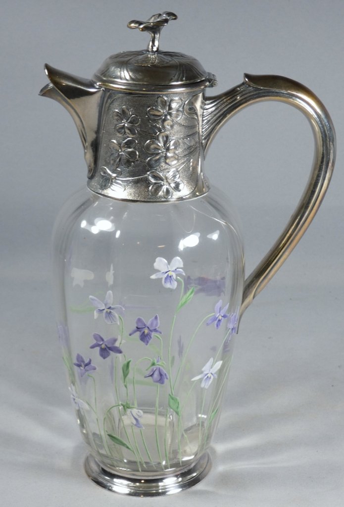 Christofle Gallia, aiguière métal argenté et verre émaillé aux violettes, époque début XX ème