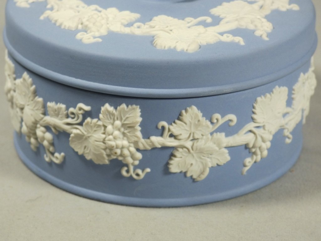 Wedgwood, Blue And White Cookie Porcelain Box, Mid-20th Century-photo-3
