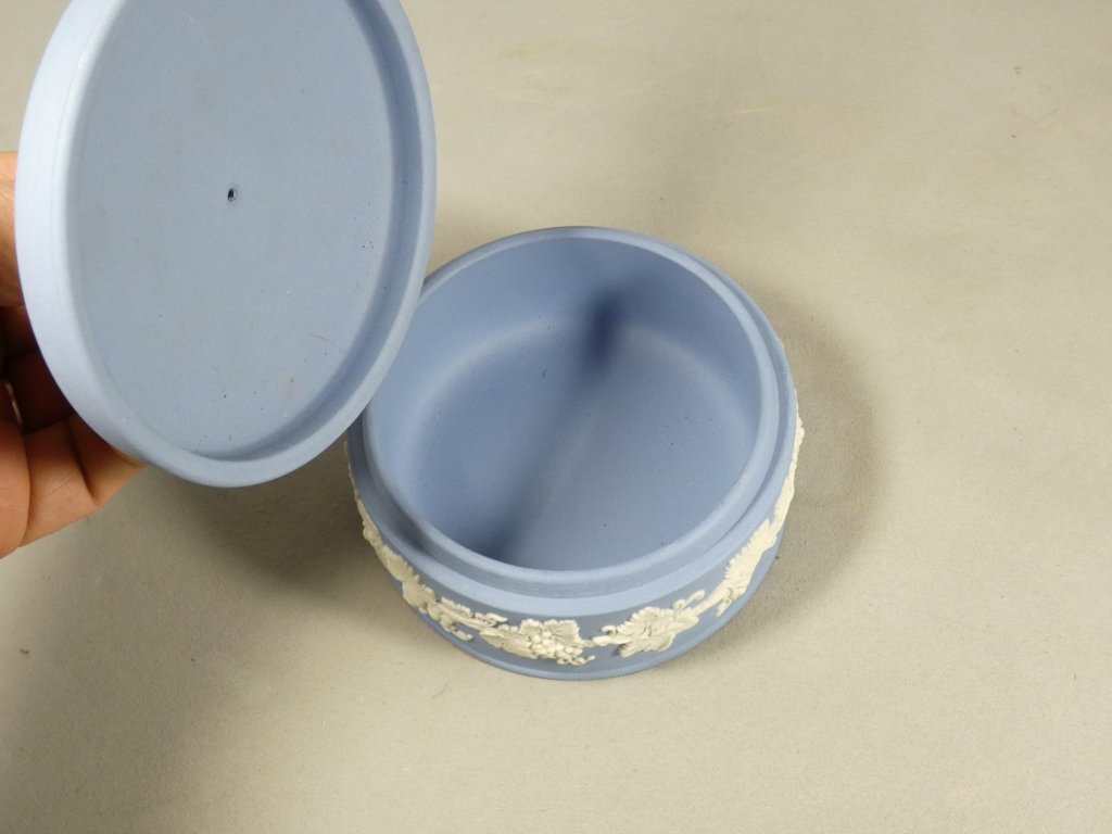 Wedgwood, Blue And White Cookie Porcelain Box, Mid-20th Century-photo-4