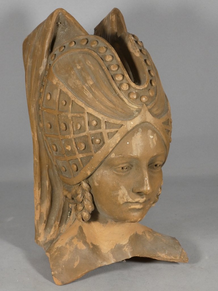 Tête féminine en terre cuite, époque XIXᵉ siècle, style Moyen-Age Troubadour