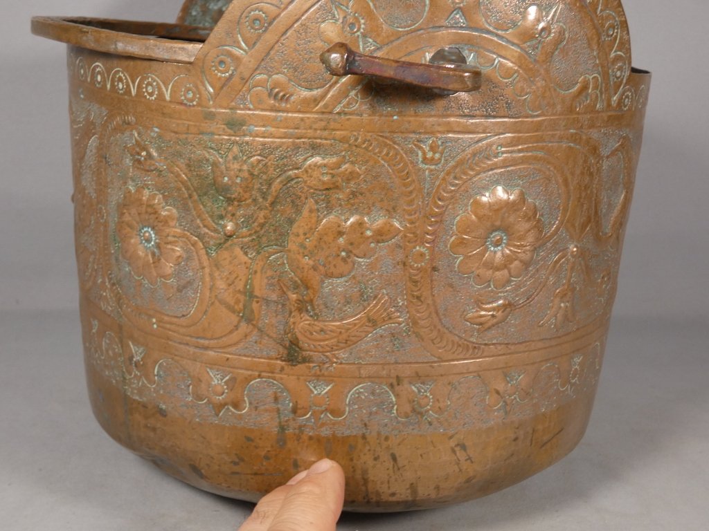 Seau ou chaudron en cuivre gravé et ciselé d'époque XVII ème siècle-photo-4