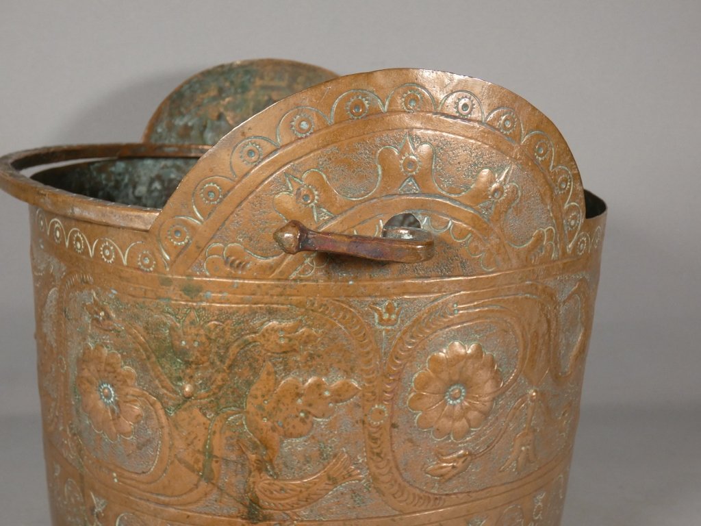 Seau ou chaudron en cuivre gravé et ciselé d'époque XVII ème siècle-photo-1