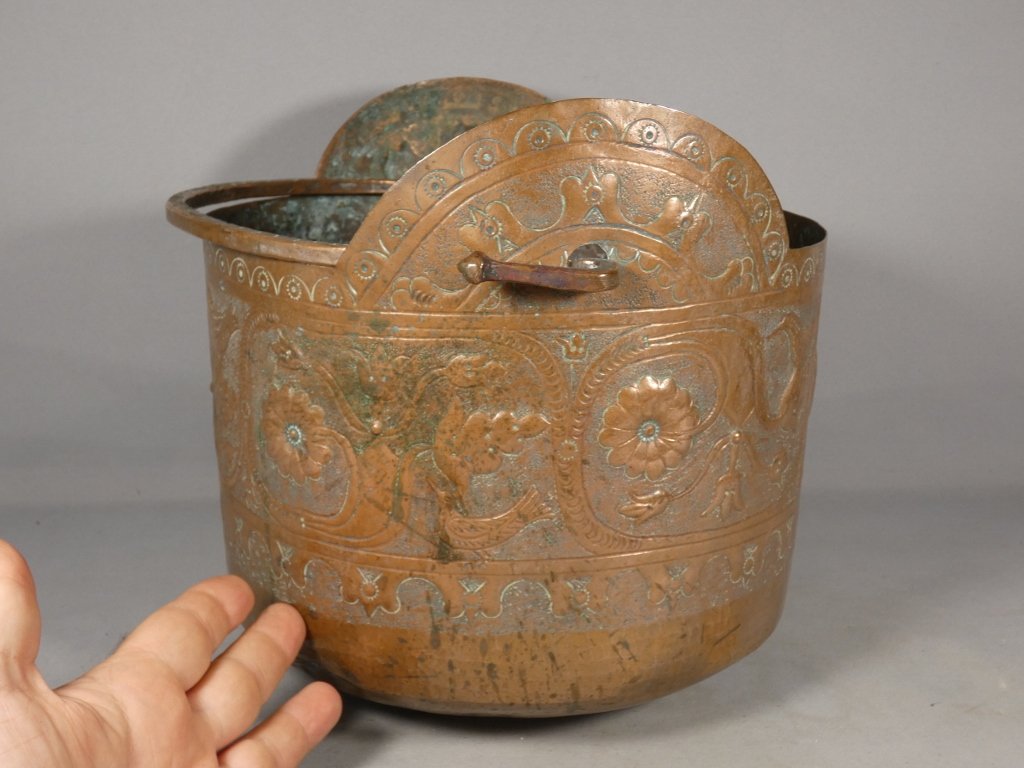 Seau ou chaudron en cuivre gravé et ciselé d'époque XVII ème siècle-photo-2