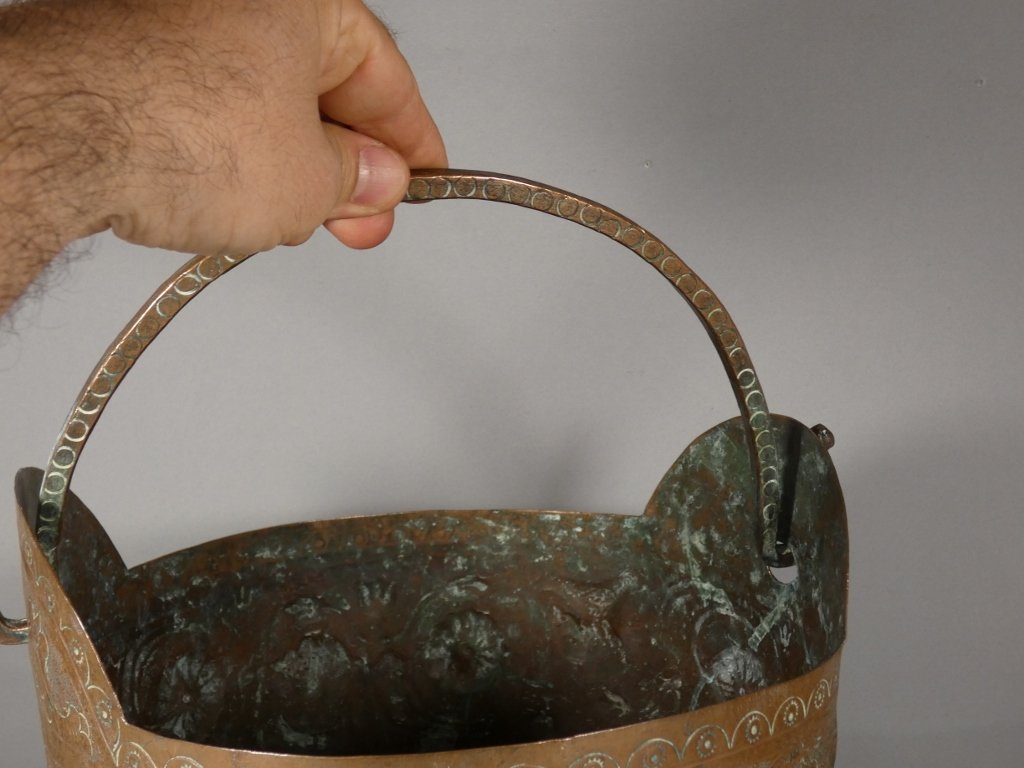 Seau ou chaudron en cuivre gravé et ciselé d'époque XVII ème siècle-photo-3