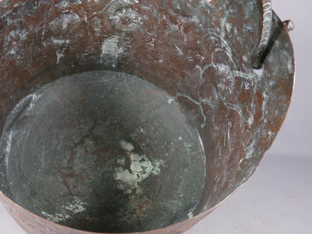 Seau ou chaudron en cuivre gravé et ciselé d'époque XVII ème siècle-photo-4