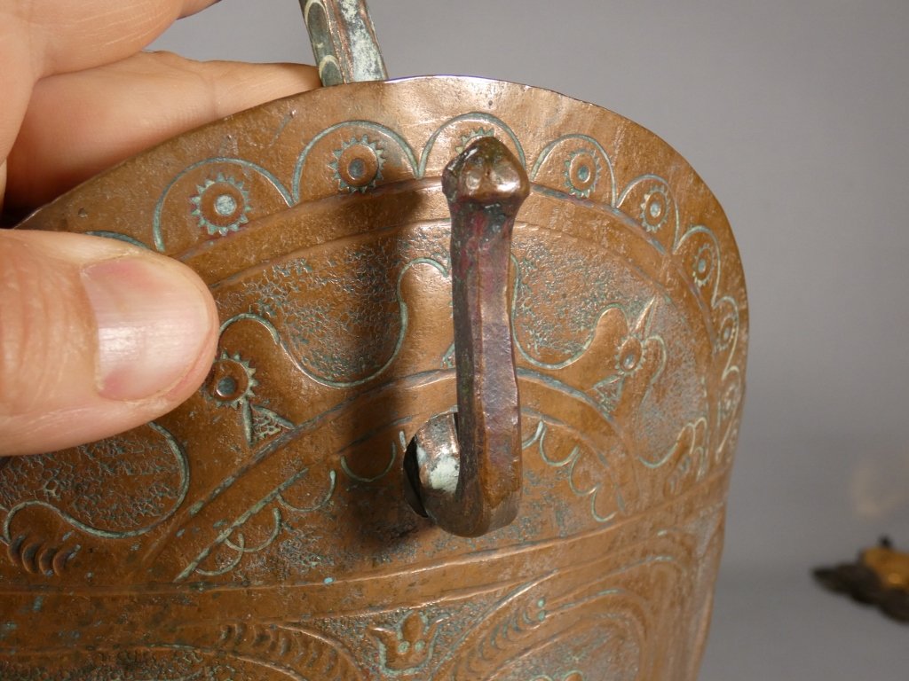Seau ou chaudron en cuivre gravé et ciselé d'époque XVII ème siècle-photo-5
