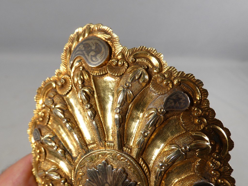 Grande boucle de ceinture de costume traditionnel, métal repoussé doré — XIXe siècle-photo-3