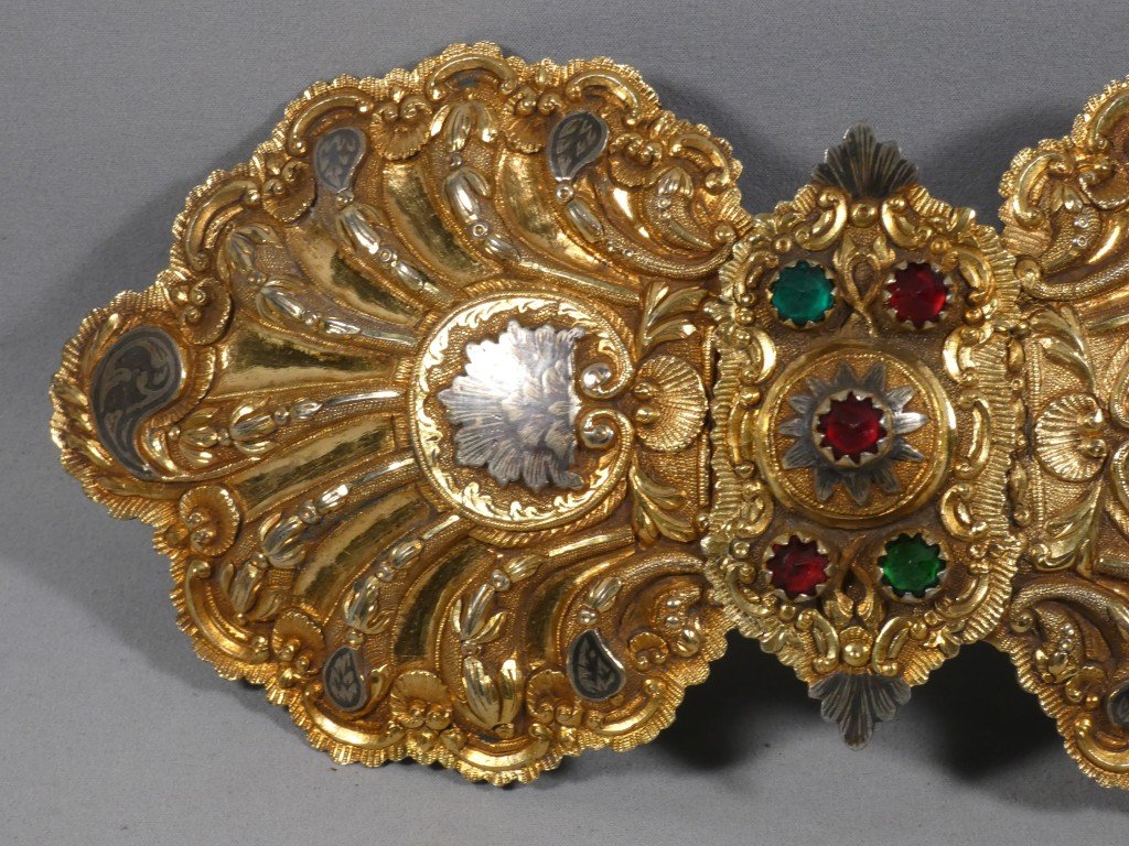 Grande boucle de ceinture de costume traditionnel, métal repoussé doré — XIXe siècle-photo-2