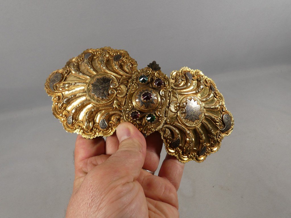 Grande boucle de ceinture de costume traditionnel, métal repoussé doré — XIXe siècle-photo-3