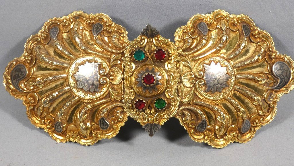 Grande boucle de ceinture de costume traditionnel, métal repoussé doré — XIXe siècle