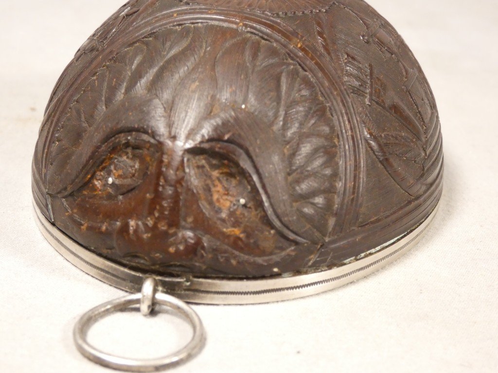 Noix de coco sculptée cerclée argent, travail de marin ou de  bagnard, XIX ème-photo-3