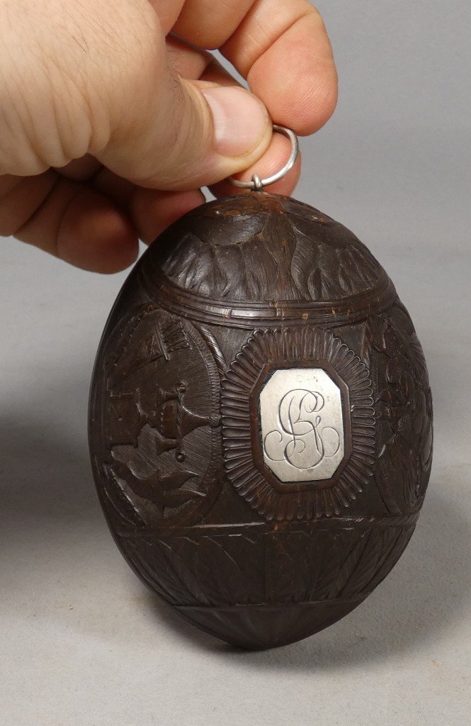 Noix de coco sculptée cerclée argent, travail de marin ou de  bagnard, XIX ème-photo-1