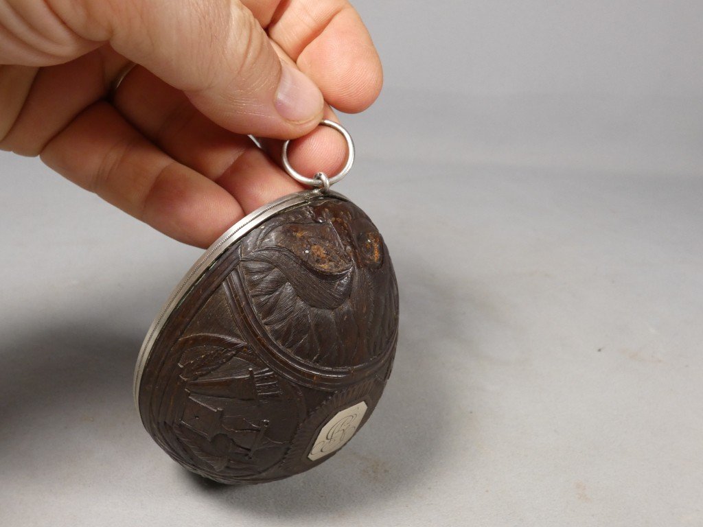 Noix de coco sculptée cerclée argent, travail de marin ou de  bagnard, XIX ème-photo-2