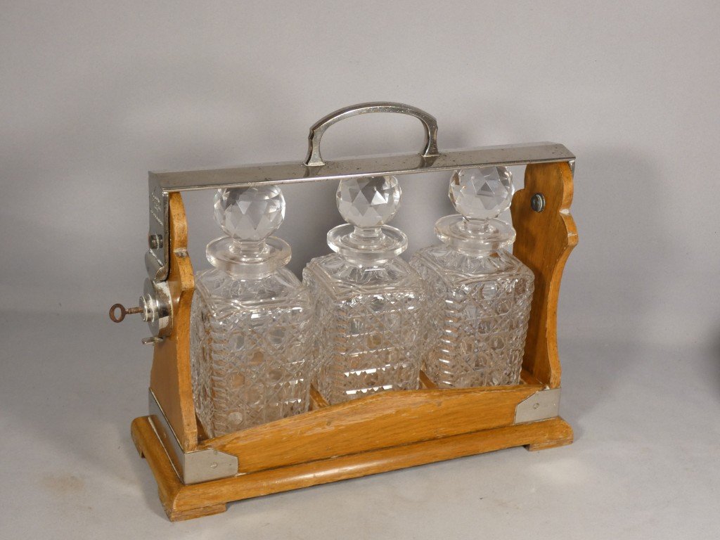 Cave à whisky ou alcool fort, 3 carafes dans coffret bois et fer, époque 1920