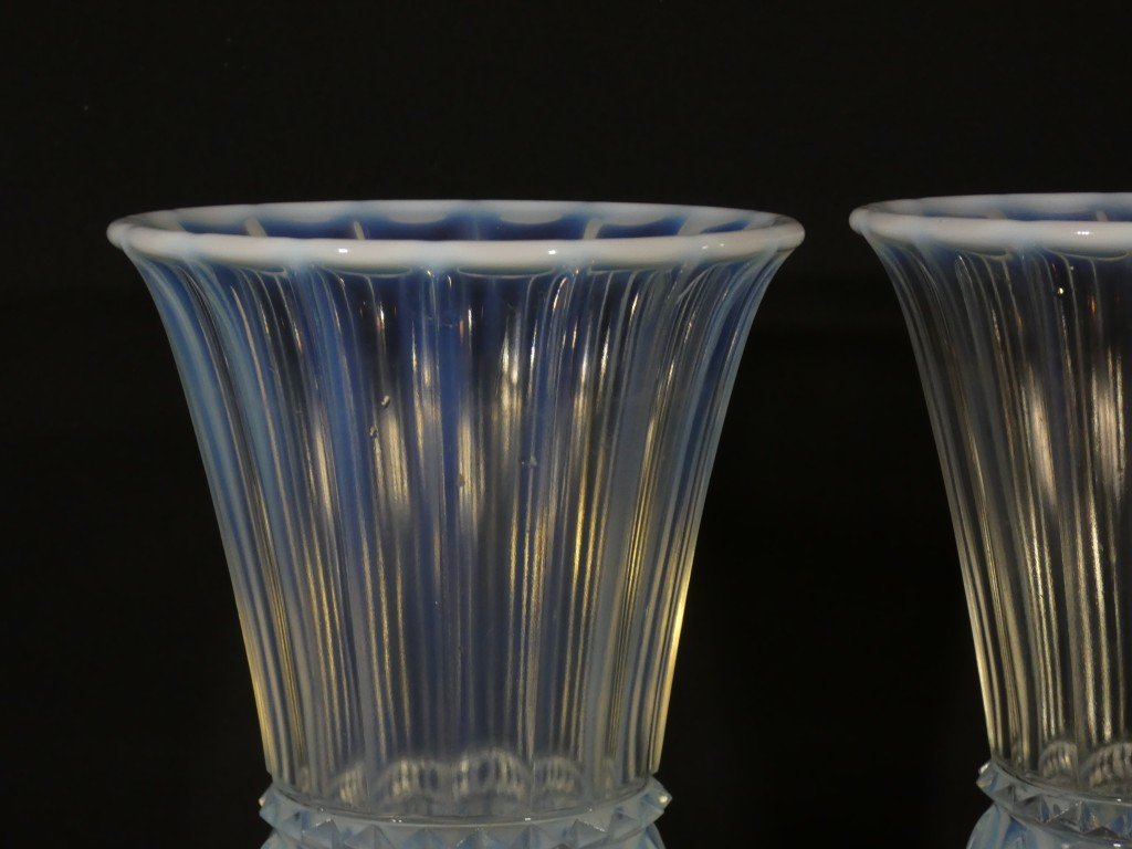 Pierre d'Asven, paire de vases en verre opalescent, époque Art Déco 1930-photo-1