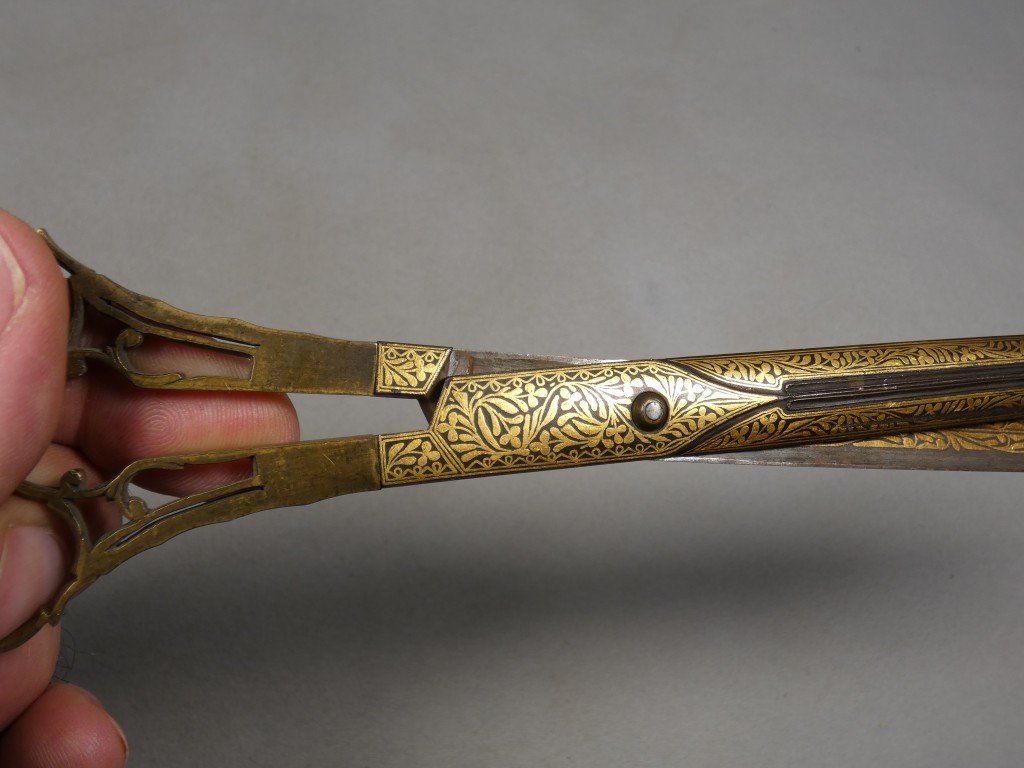 Rare paire de grands ciseaux damasquinés d'or, travail orientalisant – Fin du XIXᵉ siècle-photo-1