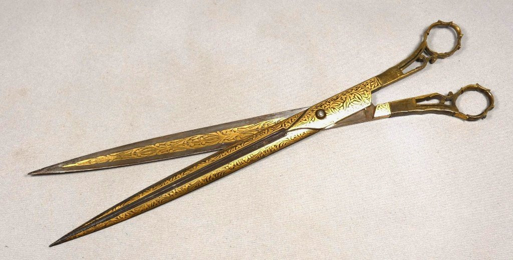 Rare paire de grands ciseaux damasquinés d'or, travail orientalisant – Fin du XIXᵉ siècle