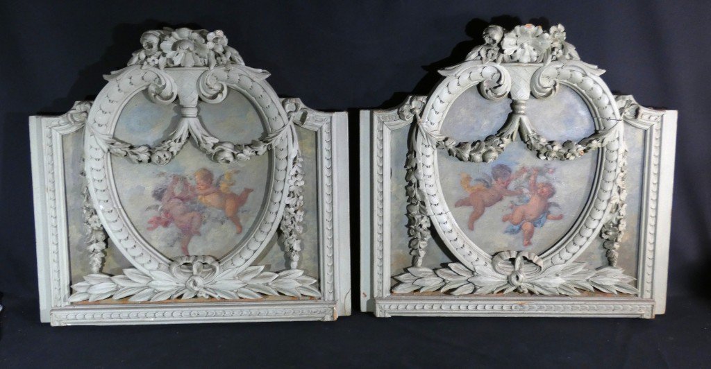 Les angelots - paire de dessus de porte de style Louis XVI en bois laqué, époque 1900
