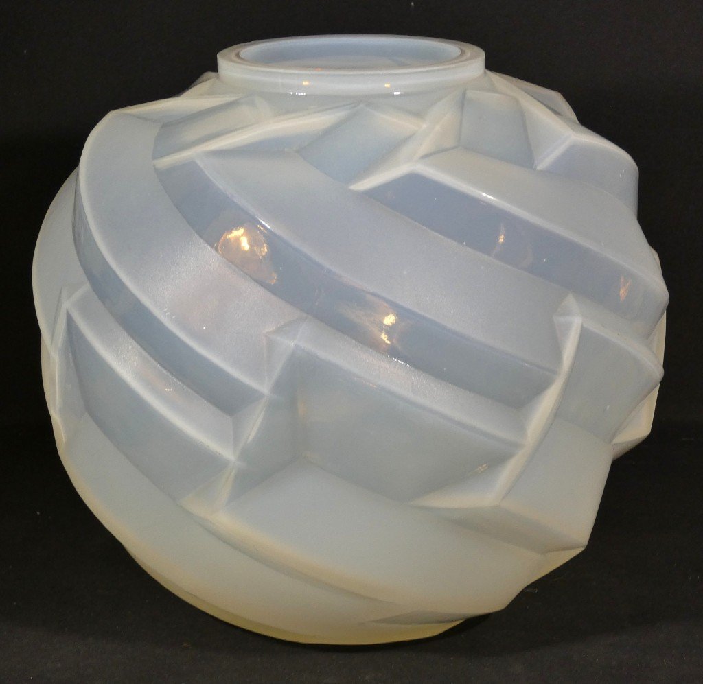 André Hunebelle, Saturn-shaped Vase Made Of Opalescent Glass, Art Deco Period