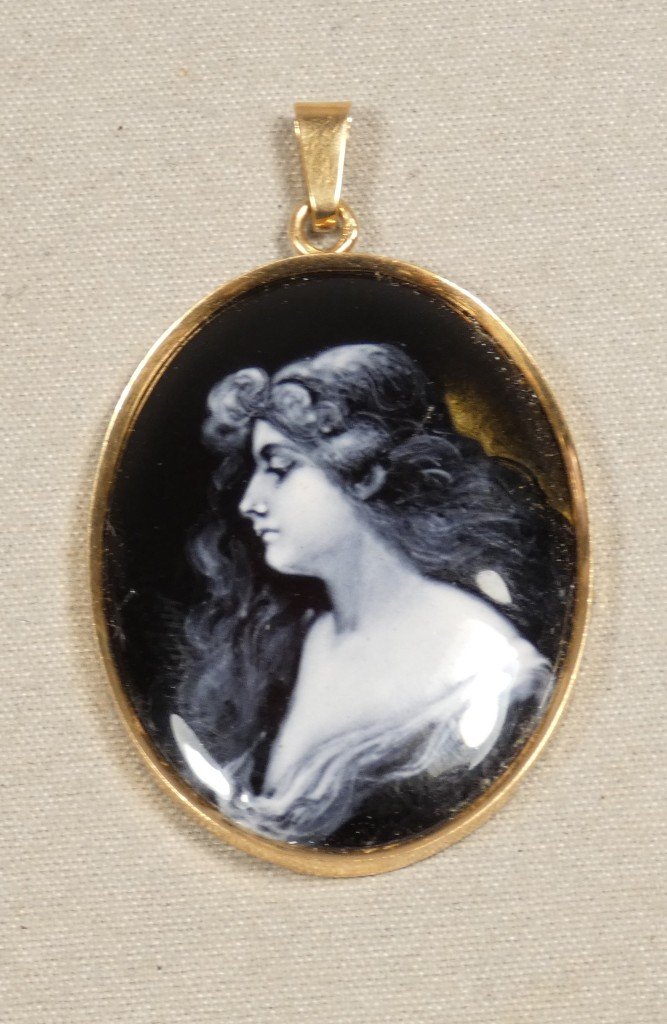Camille Fauré Limoges, médaillon en émail grisaille, portrait de jeune femme, vers 1920-photo-2