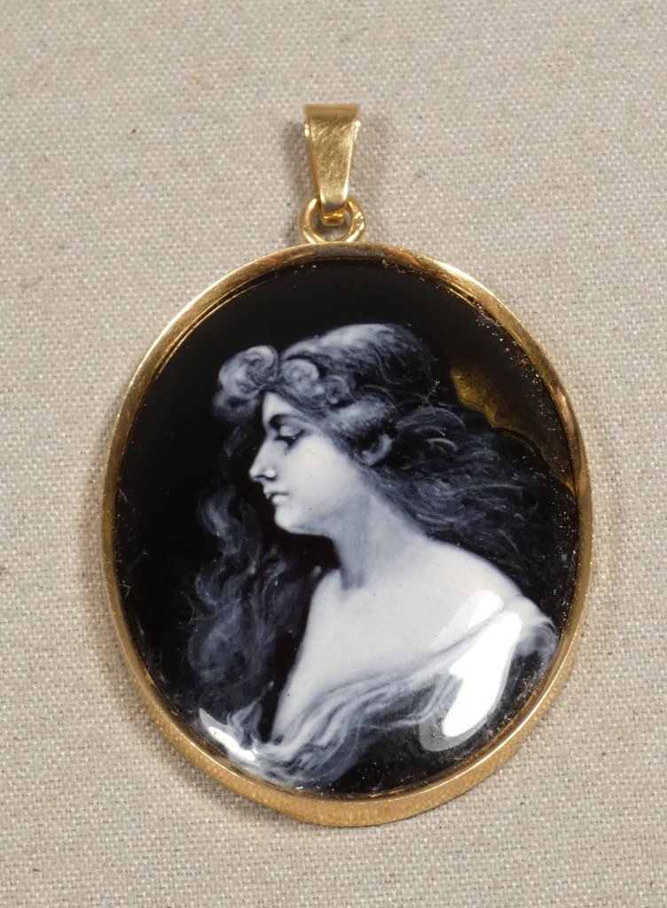 Camille Fauré Limoges, médaillon en émail grisaille, portrait de jeune femme, vers 1920