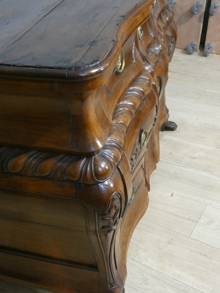 Importante commode baroque en noyer sculpt&eacute; &ndash; Italie du Nord, d&eacute;but du XVIIIᵉ si&egrave;cle-photo-3
