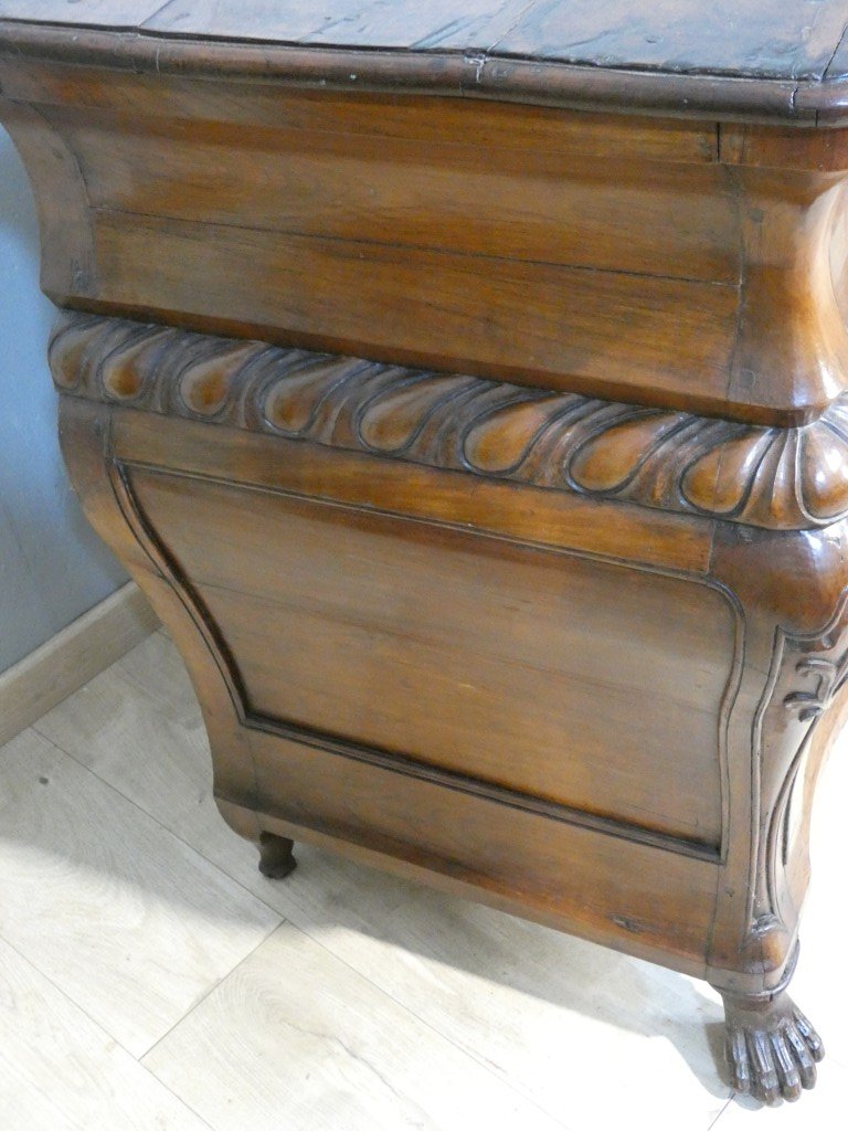 Importante commode baroque en noyer sculpt&eacute; &ndash; Italie du Nord, d&eacute;but du XVIIIᵉ si&egrave;cle-photo-4