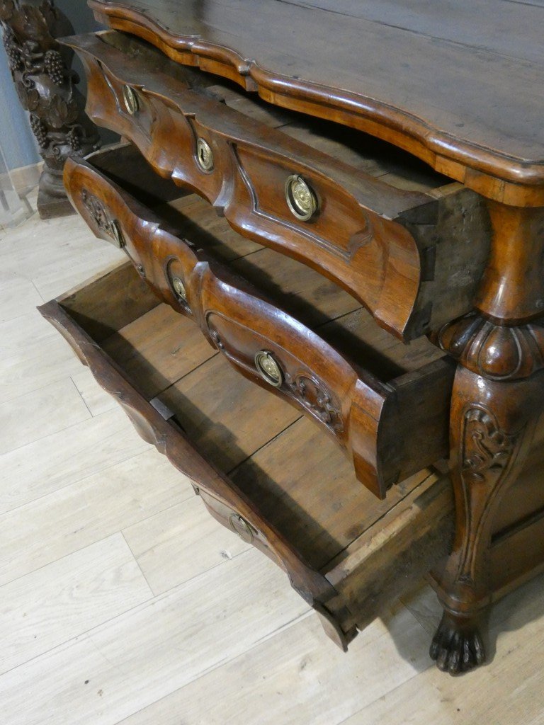 Importante commode baroque en noyer sculpt&eacute; &ndash; Italie du Nord, d&eacute;but du XVIIIᵉ si&egrave;cle-photo-3