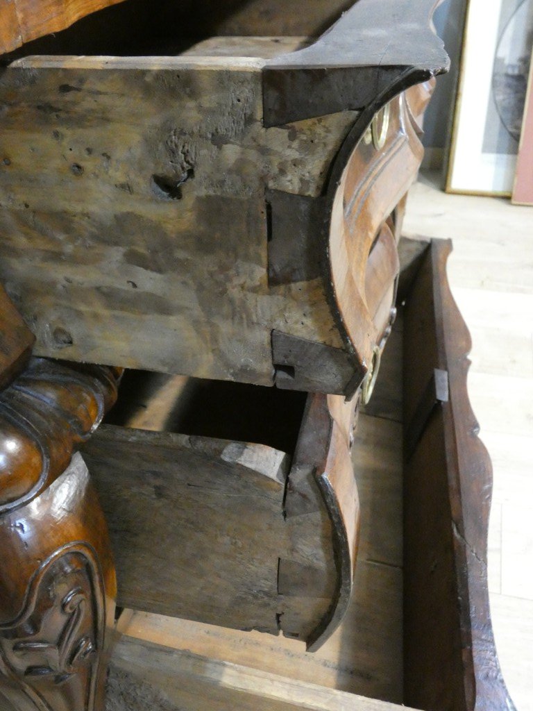 Importante commode baroque en noyer sculpt&eacute; &ndash; Italie du Nord, d&eacute;but du XVIIIᵉ si&egrave;cle-photo-4
