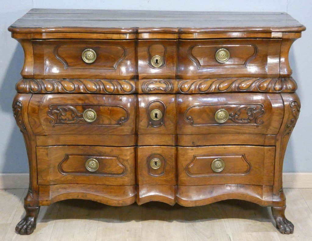Importante commode baroque en noyer sculpt&eacute; &ndash; Italie du Nord, d&eacute;but du XVIIIᵉ si&egrave;cle
