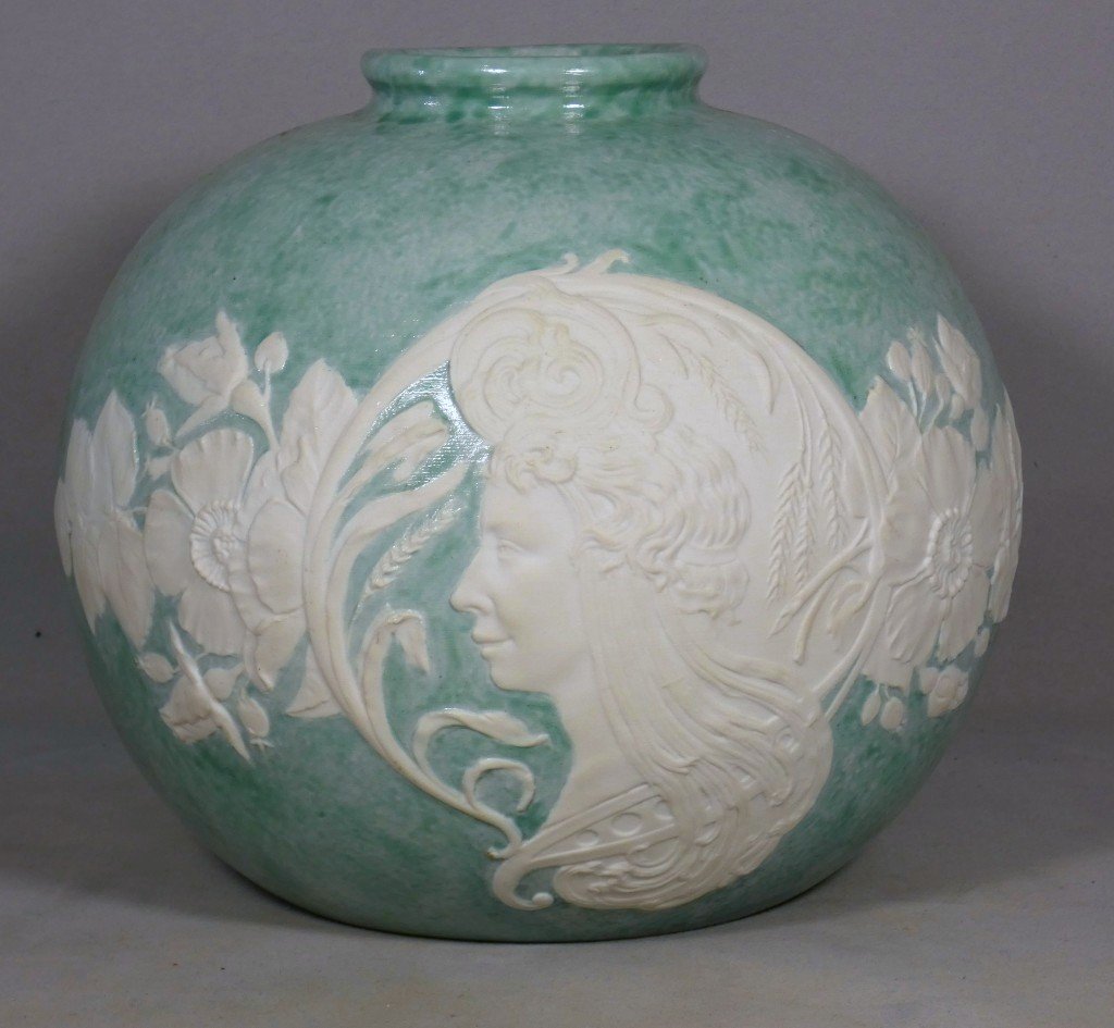 Art Nouveau, Rare Vase Pâte Sur Pâte Visage De Femme En Biscuit Sur Porcelaine, Limoges 1900