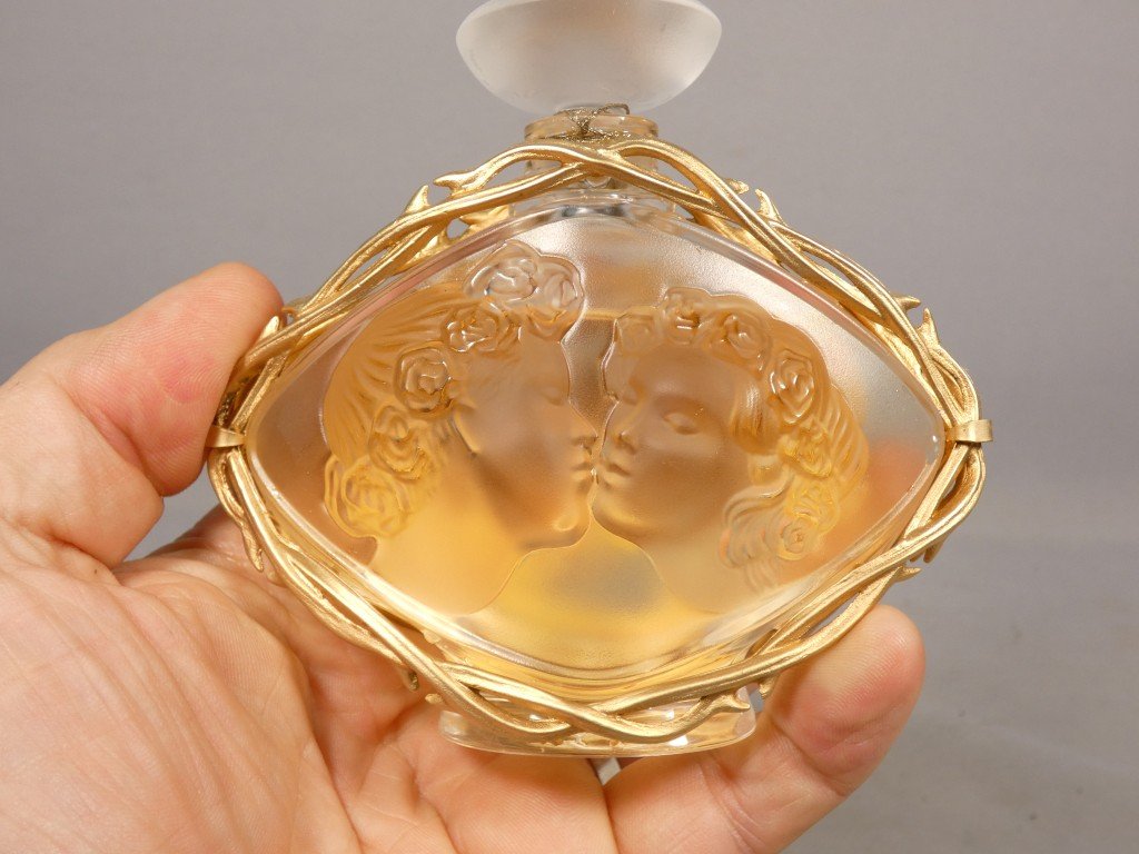 Lalique &ndash; Flacon de parfum &laquo; Le Baiser &raquo; en cristal et m&eacute;tal dor&eacute;-photo-3