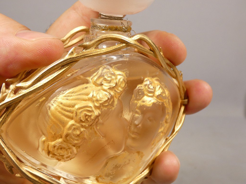 Lalique &ndash; Flacon de parfum &laquo; Le Baiser &raquo; en cristal et m&eacute;tal dor&eacute;-photo-2