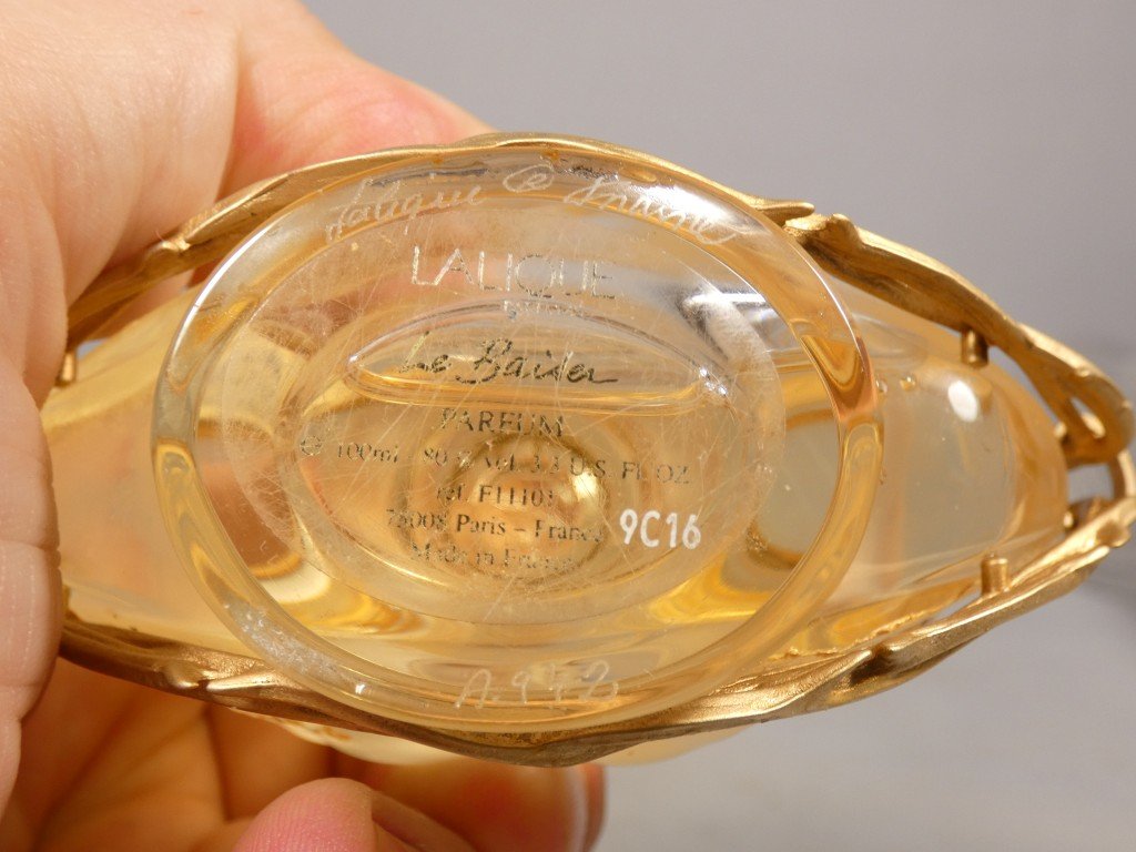 Lalique &ndash; Flacon de parfum &laquo; Le Baiser &raquo; en cristal et m&eacute;tal dor&eacute;-photo-4