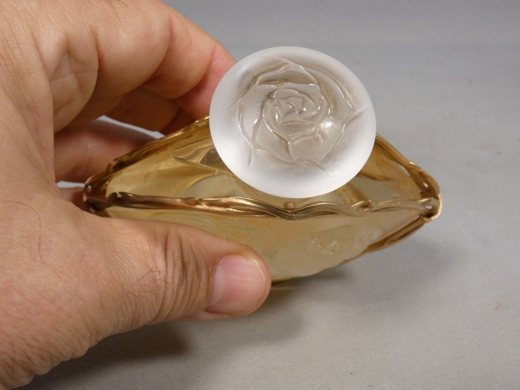 Lalique &ndash; Flacon de parfum &laquo; Le Baiser &raquo; en cristal et m&eacute;tal dor&eacute;-photo-5