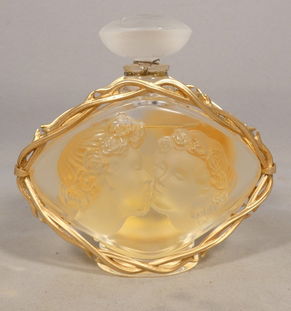 Lalique &ndash; Flacon de parfum &laquo; Le Baiser &raquo; en cristal et m&eacute;tal dor&eacute;