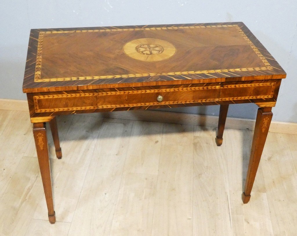 Table de salon formant bureau en marqueterie – Italie du Nord, fin du XVIIIᵉ siècle