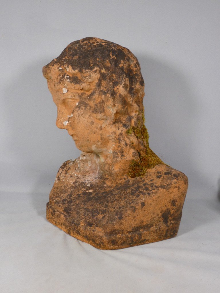 Décor de jardin, buste en terre cuite d'une femme, époque XX ème-photo-1