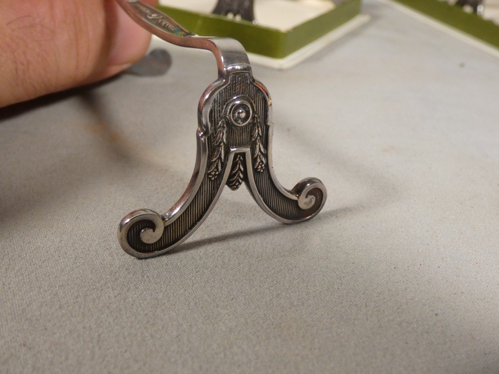 CHRISTOFLE – modèle Marie-Antoinette, style Louis XVI – 12 porte-couteaux en métal argenté-photo-4