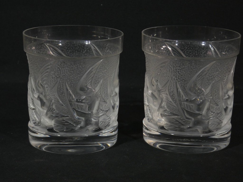 Lalique France, 2 verres à whisky aux hirondelles en cristal clair et satiné